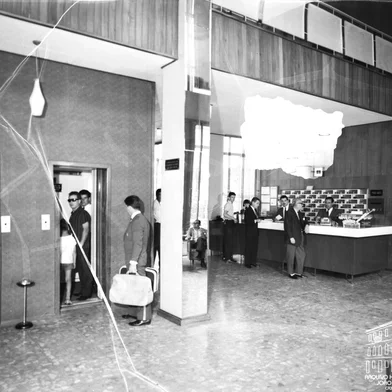 Fachada e interiores do Alfred Hotel, nos anos 1960, na esquina das ruas Sinimbu e Marechal Floriano. Prédio atualmente passa por um processo de retrofit e reformas, para voltar à sua função original, no setor hoteleiro, sob a bandeira da Rede Laghetto. Tambpém vai abrigar restaurante e café no terraço. O projeto e os trabalhos são de autoria das arquitetas Jéssica De Carli e Marina Miot.<!-- NICAID(16058292) -->