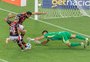 Preocupação no Inter: Rochet se lesiona e não joga o segundo tempo diante do Flamengo