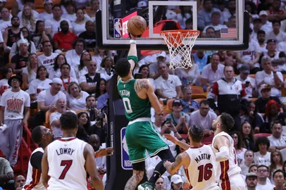 Boston Celtics v Miami Heat - Game FourMIAMI, FLORIDA - MAY 23: Jayson Tatum #0 of the Boston Celtics drives to the basket ahead of Caleb Martin #16 of the Miami Heat during the fourth quarter in game four of the Eastern Conference Finals at Kaseya Center on May 23, 2023 in Miami, Florida. NOTE TO USER: User expressly acknowledges and agrees that, by downloading and or using this photograph, User is consenting to the terms and conditions of the Getty Images License Agreement.   Megan Briggs/Getty Images/AFP (Photo by Megan Briggs / GETTY IMAGES NORTH AMERICA / Getty Images via AFP)Editoria: SPOLocal: MiamiIndexador: MEGAN BRIGGSSecao: basketballFonte: GETTY IMAGES NORTH AMERICAFotógrafo: CONTRIBUTOR<!-- NICAID(15436610) -->