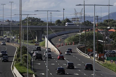 PORTO ALEGRE, RS, BRASIL, 08-04-2026: Obras de construção do Viaduto Fronteira Oeste, que ligará a BR-116 à Freeway, na zona norte de Porto Alegre. Foto: Mateus Bruxel/Agência RBSIndexador: MATEUS BRUXEL<!-- NICAID(16261450) -->