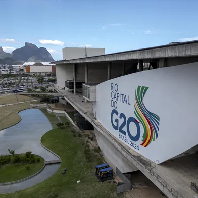 Aerial view of a G20 Summit banner displayed at the Cidade das Artes (Arts City) building in the Barra da Tijuca neighborhood in western Rio de Janeiro, Brazil, on November 6, 2024. The G20 Leaders' Summit will take place in Rio de Janeiro between November 18 and 19, 2024. (Photo by Mauro PIMENTEL / AFP)Editoria: POLLocal: Rio de JaneiroIndexador: MAURO PIMENTELSecao: diplomacyFonte: AFPFotógrafo: STF<!-- NICAID(15908825) -->