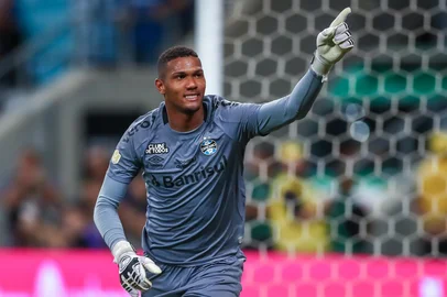 O goleiro tricolor Adriel comemora defesa de pênalti na semifinal do Gauchão entre Grêmio e Ypiranga na Arena. <!-- NICAID(15385986) -->
