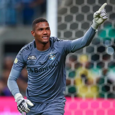 O goleiro tricolor Adriel comemora defesa de pênalti na semifinal do Gauchão entre Grêmio e Ypiranga na Arena. <!-- NICAID(15385986) -->