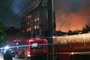 Um prédio de seis andares pegou fogo no começo da noite desta quinta-feira (3) na zona norte de Porto Alegre. As chamas começaram pouco antes das 20h.<!-- NICAID(15501080) -->