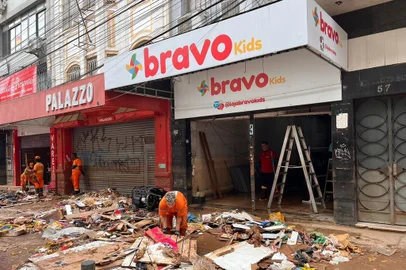 Lojas de roupa do Centro Histórico seguem fazendo limpeza após enchente<!-- NICAID(15774298) -->
