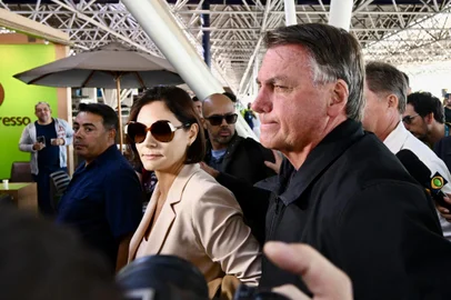 Former Brazilian President Jair Bolsonaro (R) accompanies his wife, Michelle Bolsonaro (2-L), at Brasilia airport on January 18, 2025, to board a plane bound for the US to represent him in President-elect Donald Trump's inauguration after a Brazilian judge denied his request to travel. A Brazilian judge on Friday rejected an appeal by former president Jair Bolsonaro to have his passport returned to him so he could attend the inauguration of his hero, US President-elect Donald Trump. The right-wing former leader had his passport seized in February 2024 as part of an investigation into his role in masterminding an alleged coup attempt to remain in power after losing elections in 2022. (Photo by EVARISTO SA / AFP)Editoria: CLJLocal: BrasíliaIndexador: EVARISTO SASecao: justice and rightsFonte: AFPFotógrafo: STF<!-- NICAID(15956667) -->