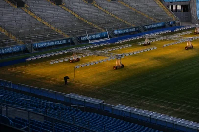 PORTO ALEGRE, RS, BRASIL, 11-07-2025: Gramado da Arena do Grêmio recebe cuidados. A Arena Portoalegrense vive polêmicas relacionadas a gestão.<!-- NICAID(16078842) -->