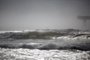 TRAMANDAÍ, RS, BRASIL, 05/01/2022 - Ambiental na Plataforma de Tramandaí. Apesar de mais um dia nublado, surfistas aproveitam dia sem vento e boas ondas para prática do esporte. Foto: Jefferson Botega / Agencia RBS<!-- NICAID(14982610) -->