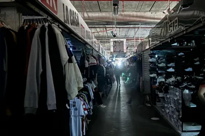 Falta de luz afeta prédio do Pop Center e terminal de ônibus no centro de Porto Alegre <!-- NICAID(15868681) -->