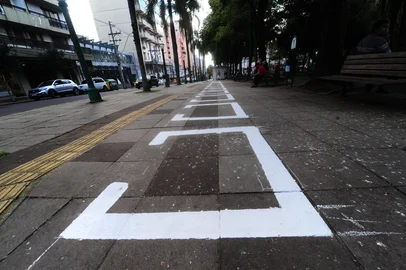 CAXIAS DO SUL, RS, BRASIL, 19/04/2022. Prefeitura inicia demarcação de áreas que serão utilizadas para organizar os vendedores ambulantes em Caxias. São três locais: na calçada da Rua Dr. Montaury, entre a Avenida Júlio de Castilhos e a Rua Pinheiro Machado; na calçada da Rua Marechal Floriano, em frente ao Banco Bradesco e no outro lado da via, na Marechal Floriano, entre a Avenida Júlio de Castilhos e a Sinimbu. Na foto, calçada da Praça Dante Alighieri, na rua Dr Montauri. (Porthus Junior/Agência RBS)<!-- NICAID(15072305) -->