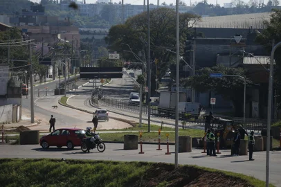 AVENIDA TRONCO - A nova rotatória no entroncamento das avenidas Gastão Haslocher Mazeron, Moab Caldas e Silva Paes, na Zona Sul da Capital, entrará em operação nesta segunda-feira, 14, a partir das 9h. A estrutura viária possibilitará o avanço das obras de duplicação da avenida Tronco. Aproveitamos para conferir com a Prefeitura da Capital como estão as obras, que foram projetadas para a Copa de 2014 e seguem até agora<!-- NICAID(15509634) -->