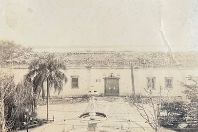 Reprodução / Acervo Família Krahe Velho prédio da Alfândega, em Porto Alegre. Não indicado o ano.Prédio foi demolido em 1912.<!-- NICAID(16278934) -->