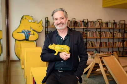 Volnei Canônica e Roger Mello são convidados especiais da maior festa literária do país, em mesas que destacam o poder transformador da literatura. O Instituto de Leitura Quindim marcará presença na 23ª edição da Festa Literária Internacional de Paraty (Flip), um dos eventos mais relevantes da literatura brasileira, que ocorre entre os dias 30 de julho e 3 de agosto, na cidade histórica de Paraty (RJ). O presidente do Instituto, o escritor Volnei Canônica, e o vice-presidente, o ilustrador Roger Mello, integram a programação oficial a convite de importantes instituições e curadores do cenário literário nacional.FOTO: Volnei Canônica<!-- NICAID(16089929) -->