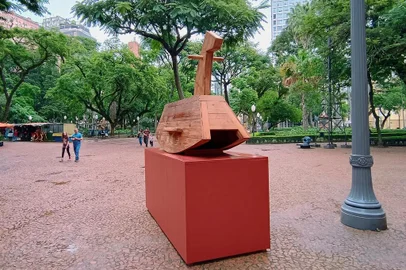 Cavalo de pau na Praça da Matriz, em frente ao Farol Santander, devido à exposição Artefados do Sul.<!-- NICAID(15735905) -->