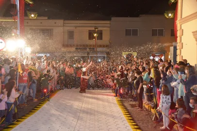 Cortejo natalino marca a chegada do Papai Noel em Garibaldi.<!-- NICAID(14959805) -->