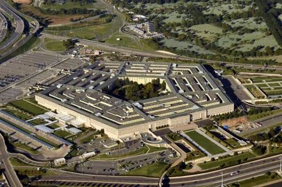 US Pentagon in Washington DC building looking down aerial view from aboveFonte: 229374694<!-- NICAID(15029389) -->