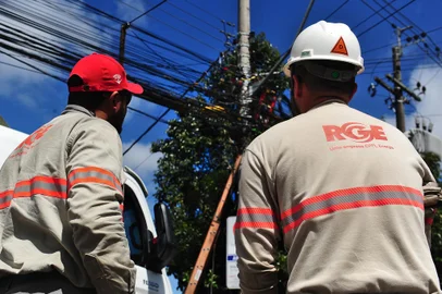 CAXIAS DO SUL, RS, BRASIL, 16/09/2022. Remoção de fios inoperantes em postes de energia elétrica , na Rua Os 18 do Forte, no trecho entre as ruas Visconde de Pelotas e Alfredo Chaves, no centro de Caxias do Sul. (Bruno Todeschini/Agência RBS)<!-- NICAID(15208165) -->