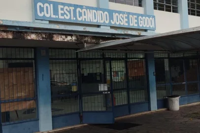 Fachada do Colégio Estadual Cândido José de Godói<!-- NICAID(15551954) -->