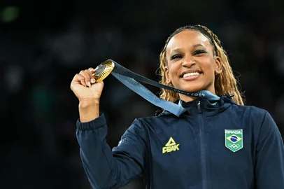 Brazil's Rebeca Andrade celebrates winning the gold medal  during the podium ceremony for the artistic gymnastics women's floor exercise event of the Paris 2024 Olympic Games at the Bercy Arena in Paris, on August 5, 2024. (Photo by Gabriel BOUYS / AFP)<!-- NICAID(15832714) -->