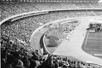 Foto do público durante o " Grito do Campo", no estádio Beira-Rio.#PÁGINA: 8#ENVELOPE: 25690 (1984)#EDIÇÃO: 2ª<!-- NICAID(599976) -->