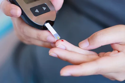 Test Blood Glucose For Diabetes in Pregnant Woman With GlucometerFonte: 130470296<!-- NICAID(15577570) -->
