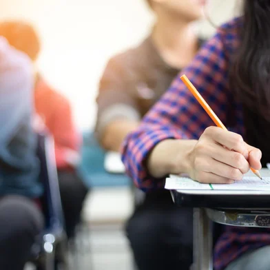 *A PEDIDO DE FILIPE PIMENTEL* high school,university student study.hands holding pencil writing paper answer sheet.sitting lecture chair taking final exam attending in examination classroom.concept scholarship for education abroad - Foto: panitan/stock.adobe.comFonte: 334357363<!-- NICAID(15262807) -->