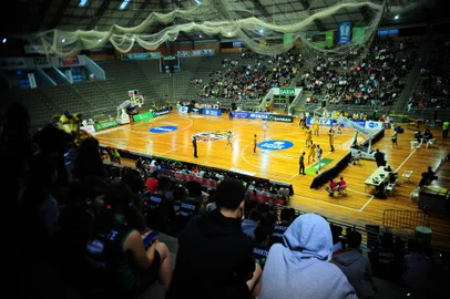 CAXIAS DO SUL, RS, BRASIL, 15/11/2024. Caxias do Sul Basquete x Mogi das Cruzes, jogo válido pela oitava rodada do Novo Basquete Brasil - NBB 2023/2024 - realizado no ginásio do Sesi. (Porthus Junior/Agência RBS)<!-- NICAID(15598734) -->