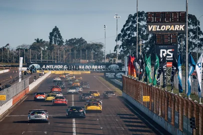 Largada da corrida sprint da Stock Car no Velopark<!-- NICAID(16054988) -->
