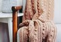 Mantas, tapetes e mais: sete itens para aquecer sua casa no outono com estilo