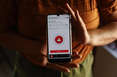 PORTO ALEGRE, RS, BRASIL, 17-02-2026:  Situação atual do número de agressores que atualmente são monitorados por tornozeleiras eletrônicas no RS e ouvir mulheres que receberam o kit monitoramento. Ex-companheira consegue monitorar o agressor pelo dispositivo de segurança. Fotos: Duda Fortes/Agencia RBS<!-- NICAID(16227101) -->