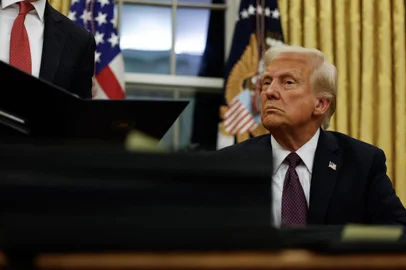 WASHINGTON, DC - JANUARY 20: President Donald Trump signs executive orders in the Oval Office on January 20, 2025 in Washington, DC. Trump takes office for his second term as the 47th president of the United States.   Anna Moneymaker/Getty Images/AFP (Photo by Anna Moneymaker / GETTY IMAGES NORTH AMERICA / Getty Images via AFP)<!-- NICAID(15957871) -->