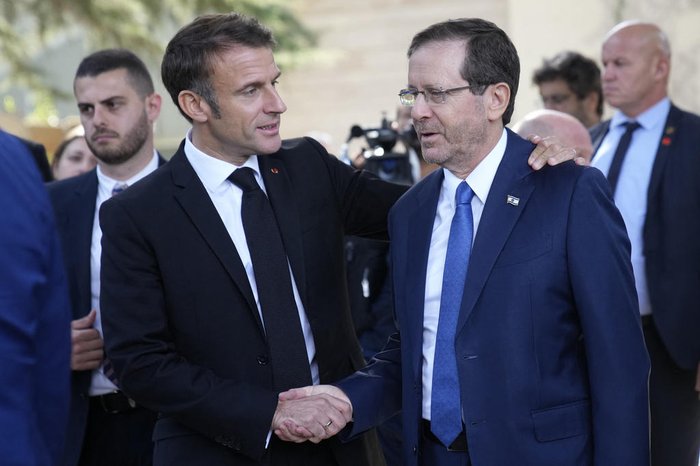 CHRISTOPHE ENA / POOL