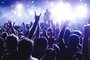 *A PEDIDO DE NIKOLAS MONDADORI* Concert Crowd. Silhouettes young people in front of bright stage lights. Band of rock stars - Foto: Евгений Вдовин/stock.adobe.comFonte: 176409752<!-- NICAID(15146407) -->