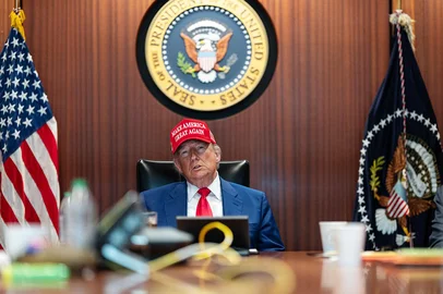 In a photo released by the White House via X, US President Donald Trump is seen in the Situation Room of the White House on June 21, 2025 in Washington, DC. Trump said June 21, 2025 the US military has carried out a "very successful attack" on three Iranian nuclear sites, including the underground uranium enrichment facility at Fordo. "We have completed our very successful attack on the three Nuclear sites in Iran, including Fordow, Natanz, and Esfahan," Trump said in a post on his Truth Social platform. (Photo by WHITE HOUSE / AFP) / RESTRICTED TO EDITORIAL USE - MANDATORY CREDIT "AFP PHOTO / WHITE HOUSE  " - NO MARKETING NO ADVERTISING CAMPAIGNS - DISTRIBUTED AS A SERVICE TO CLIENTSEditoria: POLLocal: WashingtonIndexador: -Secao: politics (general)Fonte: WHITE HOUSEFotógrafo: Handout<!-- NICAID(16065062) -->