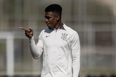 Rodrigo Coca / Agência Corinthians/Divulgação Félix Torres, zagueiro que está na mira do Inter, em treino do Corinthians<!-- NICAID(16200467) -->