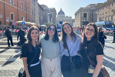 Gaúchas em Roma acompanhando as cerimonias de despedida do Papa <!-- NICAID(16021894) -->