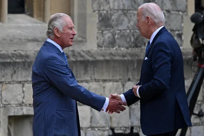 US President Joe Biden (R) is greeted by Britain's King Charles III (L) ahead of a ceremonial welcome, in the Quadrangle at Windsor Castle in Windsor on July 10, 2023. US President Joe Biden was in Britain on Monday, where he met with Prime Minister Rishi Sunak and King Charles III, before going on to a NATO summit in Lithuania. (Photo by ANDREW CABALLERO-REYNOLDS / AFP)Editoria: POLLocal: WindsorIndexador: ANDREW CABALLERO-REYNOLDSSecao: diplomacyFonte: AFPFotógrafo: STF<!-- NICAID(16041269) -->