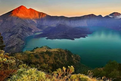 Monte Rinjan, na na ilha de Lombok, Indonésia<!-- NICAID(16066144) -->