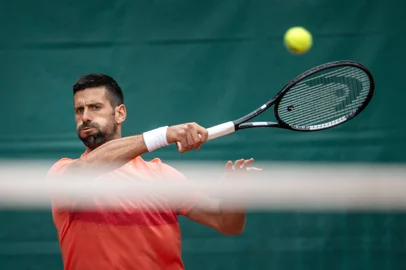 Serbia's Novak Djokovic plays a forehand return during a training session at the ATP 250 Geneva Open tennis tournament in Geneva on May 20, 2025. (Photo by FABRICE COFFRINI / AFP)<!-- NICAID(16042449) -->