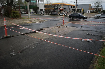 PORTO ALEGRE, RS, BRASIL, 06-10-2026: Falta d'água. Rompimento de adutora na zona norte de Porto Alegre causa transtorno na Sertório e pode afetar 16 bairros.  Foto: Ronaldo Bernardi/Grupo RBS<!-- NICAID(16381253) -->