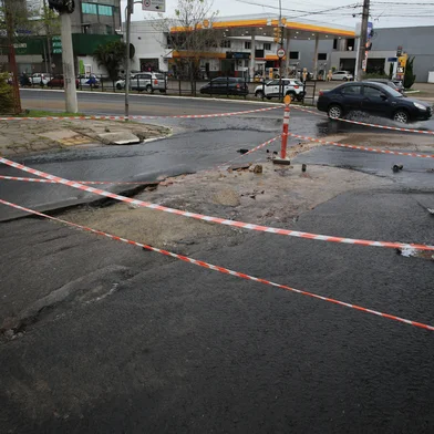 PORTO ALEGRE, RS, BRASIL, 06-10-2026: Falta d'água. Rompimento de adutora na zona norte de Porto Alegre causa transtorno na Sertório e pode afetar 16 bairros.  Foto: Ronaldo Bernardi/Grupo RBS<!-- NICAID(16381253) -->