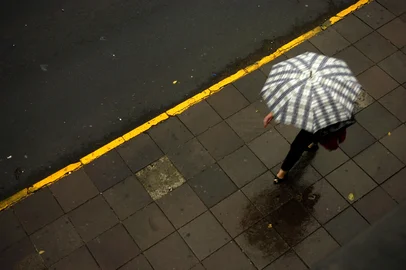 Clima, inicio da manhã desta terça-feira com chuva.Na foto pessoas caminham na região central da cidade.<!-- NICAID(3406341) -->