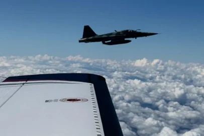 caça F-5 Tiger II da FAB interceptando avião  Piper M500 no RS<!-- NICAID(16265462) -->