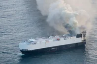 Após ser atingido por um incêndio na terça-feira (3), uma embarcação que transportava cerca de 3 mil veículos rumo ao México foi abandonado no meio do Oceano Pacífico.<!-- NICAID(16052927) -->