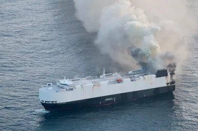 Após ser atingido por um incêndio na terça-feira (3), uma embarcação que transportava cerca de 3 mil veículos rumo ao México foi abandonado no meio do Oceano Pacífico.<!-- NICAID(16052927) -->