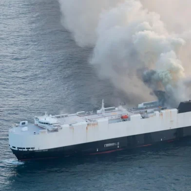 Após ser atingido por um incêndio na terça-feira (3), uma embarcação que transportava cerca de 3 mil veículos rumo ao México foi abandonado no meio do Oceano Pacífico.<!-- NICAID(16052927) -->