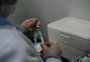 Infectologistas rechaçam afirmação de Bolsonaro e explicam por que vacina contra a covid-19 não provoca aids
