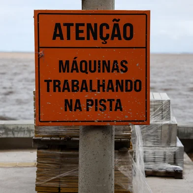PORTO ALEGRE, RS, BRASIL, 05-08-2025: OBRAS NA ORLA DE IPANEMA. Com prazo de finalização atrasado, obra de recuperação da Orla de Ipanema chega a 60%. Fotos: Duda Fortes/Agencia RBS<!-- NICAID(16094652) -->