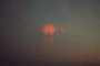 Sprites são eventos luminosos transitórios de origem elétrica que ocorrem acima das nuvens de tempestade. São geradas por intensas descargas elétricas que partem dos topos da nuvens e se estendem até o limite superior da mesosfera (em torno de 95 Km de altitude). Em certa altura, essa descarga gera um flash de plasma que, por alguns milissegundos, se torna iluminado assumindo formatos variados. Alguns podem parecer colunas de luz, alguns se assemelham a pés de cenouras e outros, podem apresentar formato semelhante à fadas. Com isso, não é difícil imaginar que, por muito tempo, muitos daqueles que visualizavam esses flashes, os associavam a fenômenos sobrenaturais como fantasmas ou OVNIs. Algumas das explicações consideradas naquela época é que seria apenas uma ilusão de óptica e haviam até quem duvidava da sanidade mental das testemunhas.Na imagem, o registro capturado pelo fotógrafo Gabriel Zaparolli, em Torres, no Litoral Norte.<!-- NICAID(15543886) -->