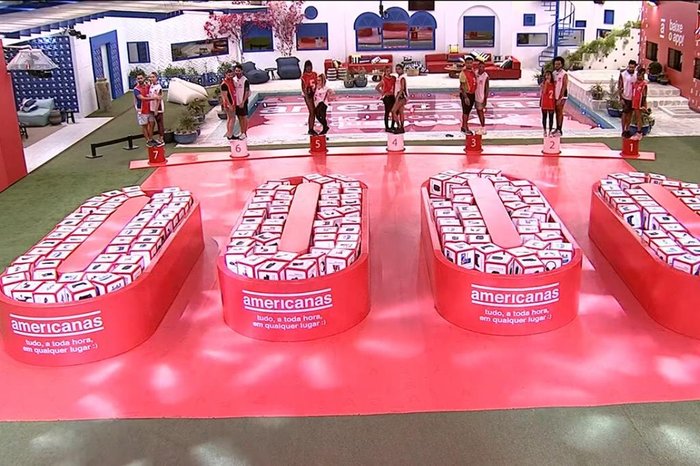 Presenter Tiago Leifert asked the participants to form pairs, and Karol Conká soon joined with Acrebiano, since she was the only one, according to her, who got her name right. João and Thais also met; Pocah and Kerline; Camilla de Lucas and Carla Diaz; Nego Di e Lucas; Caio and Rodolffo.